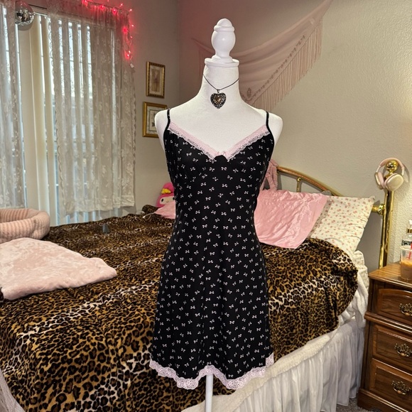 Elegant Black and Pink Lace Trim slip - Picture 4 of 8